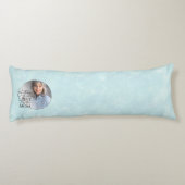 Minimalist Birthday Photo Frame Calligraphy Mom Seitenschläferkissen (Rückseite)