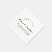Minimalist Black and White Fun Fact Wedding Serviette (Ecke)