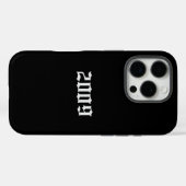 Minimalist Black iPhone Case with “2009” Gothic (Rückseite (Horizontal))