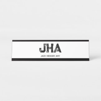 MINIMALIST BLACK THREE LETTER MONOGRAM NAME WHITE SCHREIBTISCHNAMENSPLAKETTE