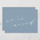 Minimalist Blue Script We Moved New Home Moving Ankündigung (Vorne/Hinten)