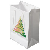 Minimalist Brushstroke Christmas Tree Mittlere Geschenktüte (Vorderseite Schrägansicht)