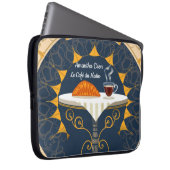 Minimalist Café au Lait französische Typografie Laptopschutzhülle (Vorne Rechts)