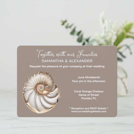 Minimalist Conch Shell Beach Wedding Einladung (Stehend Vorderseite)