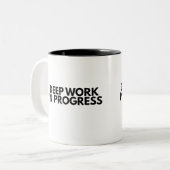 Minimalist Deep Work In Progress Office Typography Zweifarbige Tasse (Vorderseite Links)