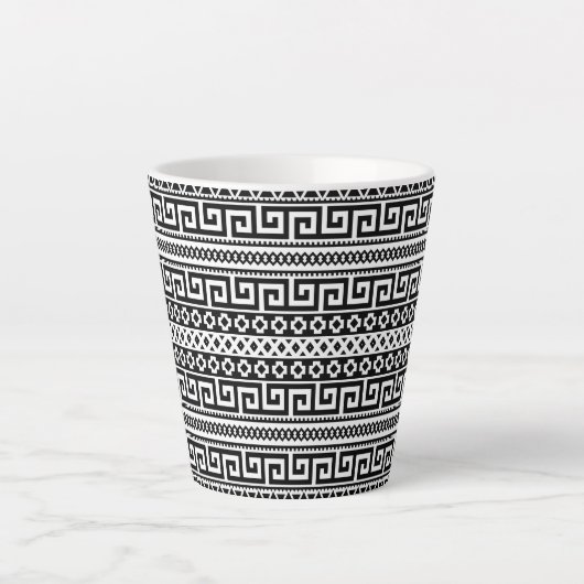Minimalist Geometric Maze Lines Black White Milchtasse (Vorderseite)