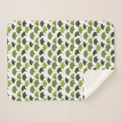 Minimalist Ginkgo Leaf Pattern – Nature-Inspired Sherpadecke (Vorderseite (Horizontal))
