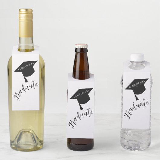 Minimalist Grad Cap Black & White Graduation Flaschenanhänger (Beispiel)