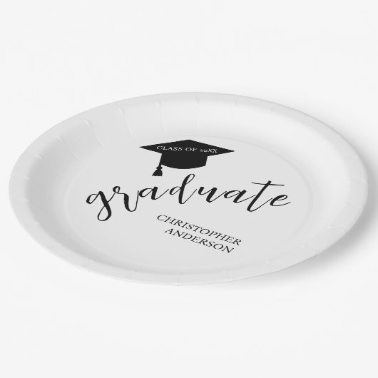 Minimalist Grad Cap Black & White Graduation Pappteller (Schrägansicht)