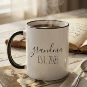 Minimalist Grandma Est Year Elegant Script Design Tasse