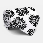 Minimalist Groovy Black and White Daisy Flowers Krawatte (Gerollt)