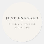 Minimalist ‘Just Engaged’ Sticker | Warm White (Vorderseite)