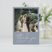 Minimalist Modern Script Photo Simple Blue Wedding Dankeskarte (Stehend Vorderseite)