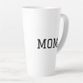Minimalist "MOM" Black Typography Plain White Milchtasse (Rechte Ecke)