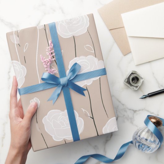 Minimalist Pastel Rose White Floral Pattern Geschenkpapier (Schenken)