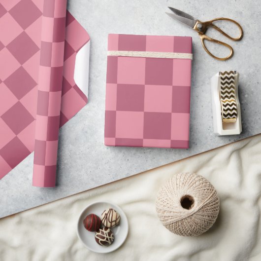 Minimalist Pink Checkerboard Pattern  Geschenkpapier (Kunsthandwerk)