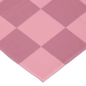 Minimalist Pink Checkerboard Pattern Tischdecke (Schrägansicht)