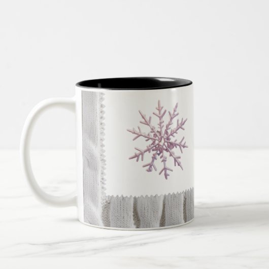 Minimalist Pink Snowflake White Cable Knit Zweifarbige Tasse (Links)