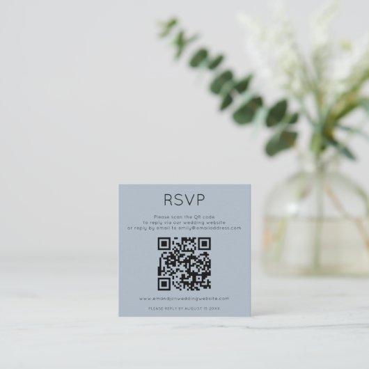 Minimalist QR Code Dusty Blue Wedding RSVP Begleitkarte (Stehend Vorderseite)