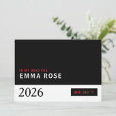 Minimalist Red Black Grad Era class of 2026 Einladung (Stehend Vorderseite)
