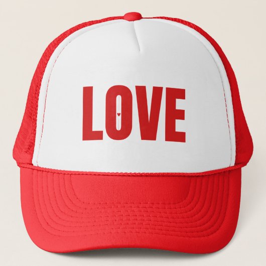 Minimalist Red "LOVE" Typography Truckerkappe (Vorderseite)