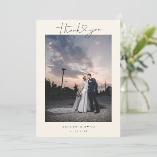 Minimalist Simple Script with Heart Wedding Photo Dankeskarte (Stehend Vorderseite)