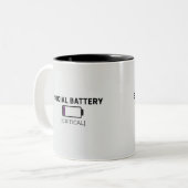 Minimalist Social Battery Low Sticker Zweifarbige Tasse (Vorderseite Links)