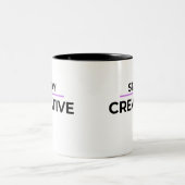 Minimalist Stay Creative Typography Zweifarbige Tasse (Mittel)