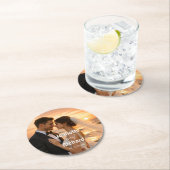 Minimalist Sunset Beach Romantic Wedding Vows  Runder Pappuntersetzer (Vor Ort)