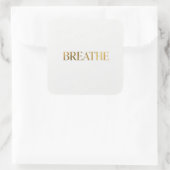 Minimalist typography with gold word breathe quadratischer aufkleber (Tasche)