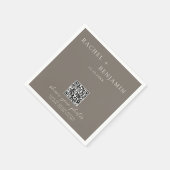 Minimalist Wedding QR Share Photos Taupe Serviette (Ecke)