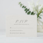 Minimalist White Faux Linen RSVP Karte (Stehend Vorderseite)