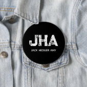 MINIMALIST WHITE THREE LETTER MONOGRAM NAME BLACK BUTTON (Beispiel)