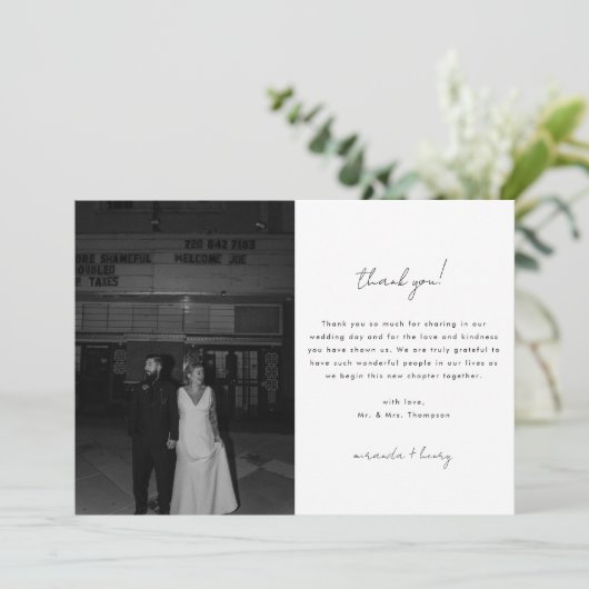 Minimalistic Black & White Script Wedding Photo Dankeskarte (Stehend Vorderseite)
