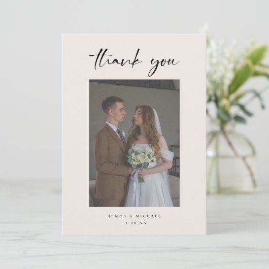 Minimalistic Modern Beige Script Wedding Photo Dankeskarte (Stehend Vorderseite)