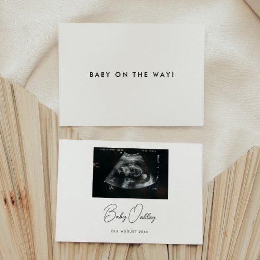 Minimalistic Script "Baby On The Way!" Pregnancy Ankündigung