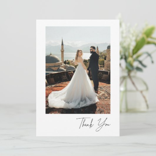 Minimalistic Script Wedding Couple Photo Dankeskarte (Stehend Vorderseite)