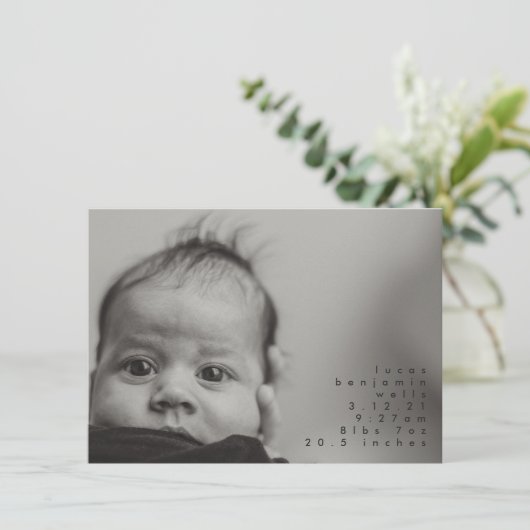 Minimalistisch Baby Boy Foto Geburtsankündigung Ankündigung (Stehend Vorderseite)