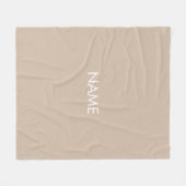 Minimalistisch-beige-individuelle Name-Monogramm Fleecedecke (Vorderseite (Horizontal))