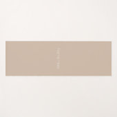 Minimalistisch-Beige-individuelle Name-Monogramm Yogamatte (Vorderseite (Horizontal))