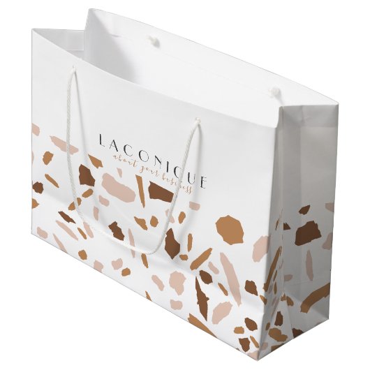 Minimalistisch Beige Terrazzo Mosaic Große Geschenktüte (Vorderseite Schrägansicht)
