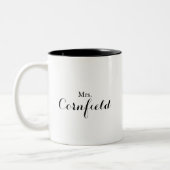 Minimalistisch Black and White Mrs. Newlywed Bride Zweifarbige Tasse (Links)