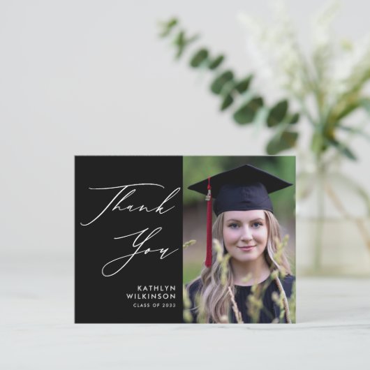 Minimalistisch Black Elegant Script GRAD Vielen Da Postkarte (Stehend Vorderseite)