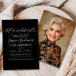 Minimalistisch Black Gold Foto 60. Geburtstag Einladung<br><div class="desc">Feiern Sie 60 im Stil mit einer Minimalistischen Script Black and Gold Geburtstagseinladung! Mit schlichten Schwarz- und Goldakzenten, eleganter Schriftzeichen und einem sauberen, modernen Design Set diese Einladung den Ton für ein anspruchsvolles Fest. Es ist perfekt für jeden Ort, von schicken Salons bis hin zu intimen Ansammlungen, und verbindet zeitlose...</div>