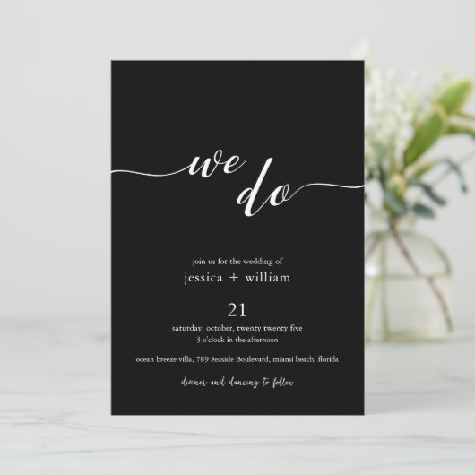 Minimalistisch Black We Do QR Code Foto Hochzeit Einladung (Stehend Vorderseite)