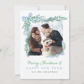 Minimalistisch Blue Bow & Greenery Holiday Foto Ca Feiertagskarte (Vorderseite)