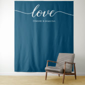 Minimalistisch Blue Elegante Liebe Hochzeitskuliss Wandteppich (Beispiel)