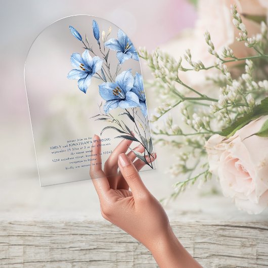 Minimalistisch Blue Florals QR Code Wedding Arch Acryleinladungen