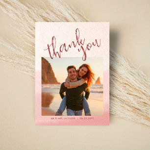 Minimalistisch Blush & Bloom Bold Script Foto Wedd Dankeskarte