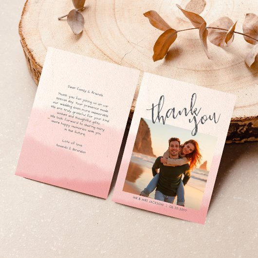 Minimalistisch Blush & Bloom Bold Script Foto Wedd Dankeskarte
